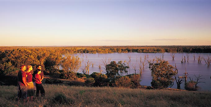 Loch Luna, Riverland