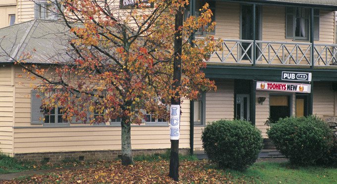 Robertson, Capital Country - autumn country town