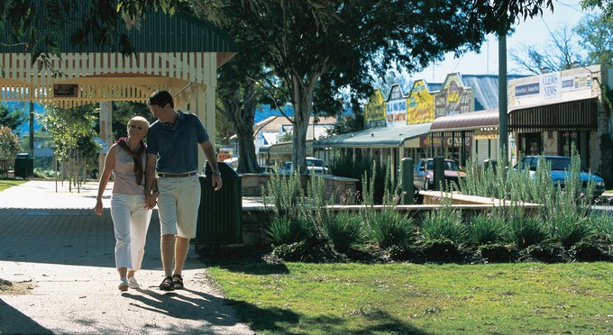 Woodford, Brisbane - gardens country town