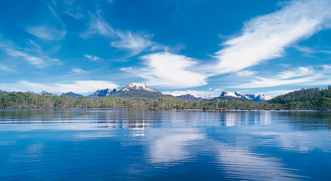 Lake St Clair, Tasmanias South - landscape mountains snow lake